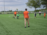 Laatste training S.K.N.W.K. JO7-1 (partijtje tegen de ouders) van maandag 27 mei 2024 (17/180)